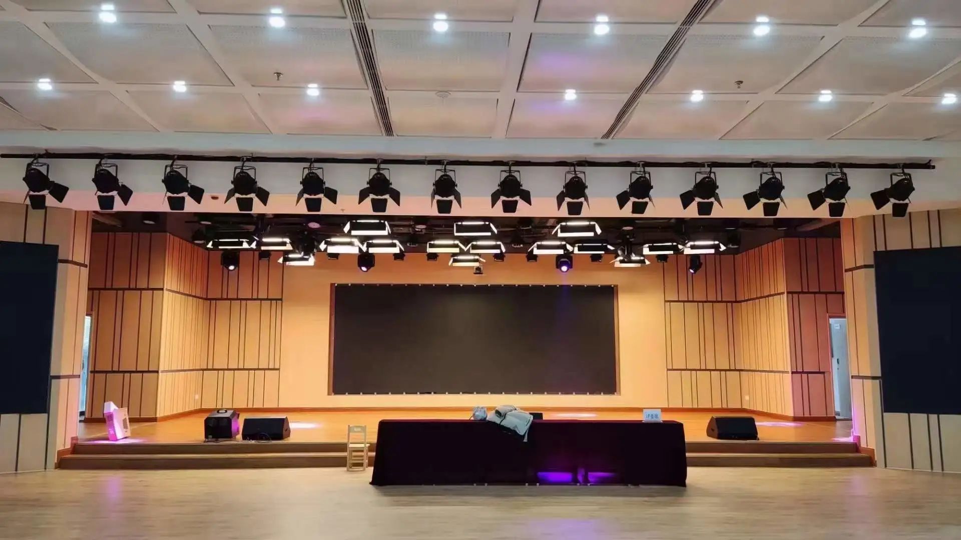 J9九游国际专业灯光音响扩声系统工程产品服务于某学校礼堂！！